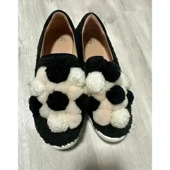 UGG RICCI POM POM‎ WOMEN'S SLIP-ON SNEAKERS SHOES BLACK Size 7 - Picture 1 of 6